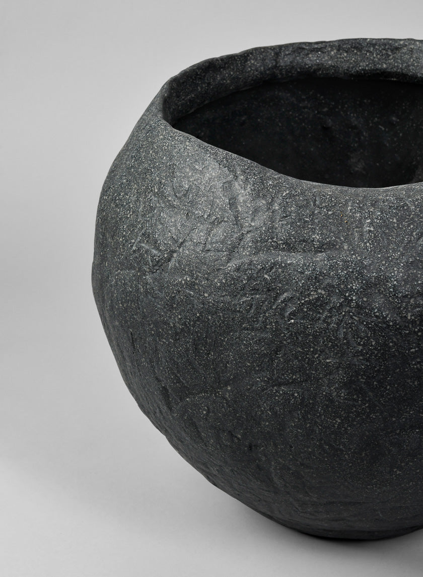 Shirak Poly-Stone Rough Black Planter Decor Jamali Garden