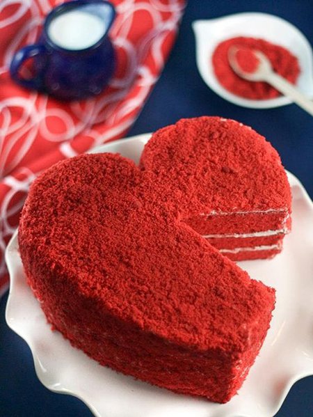 14. Red cakes. (via HGTV)